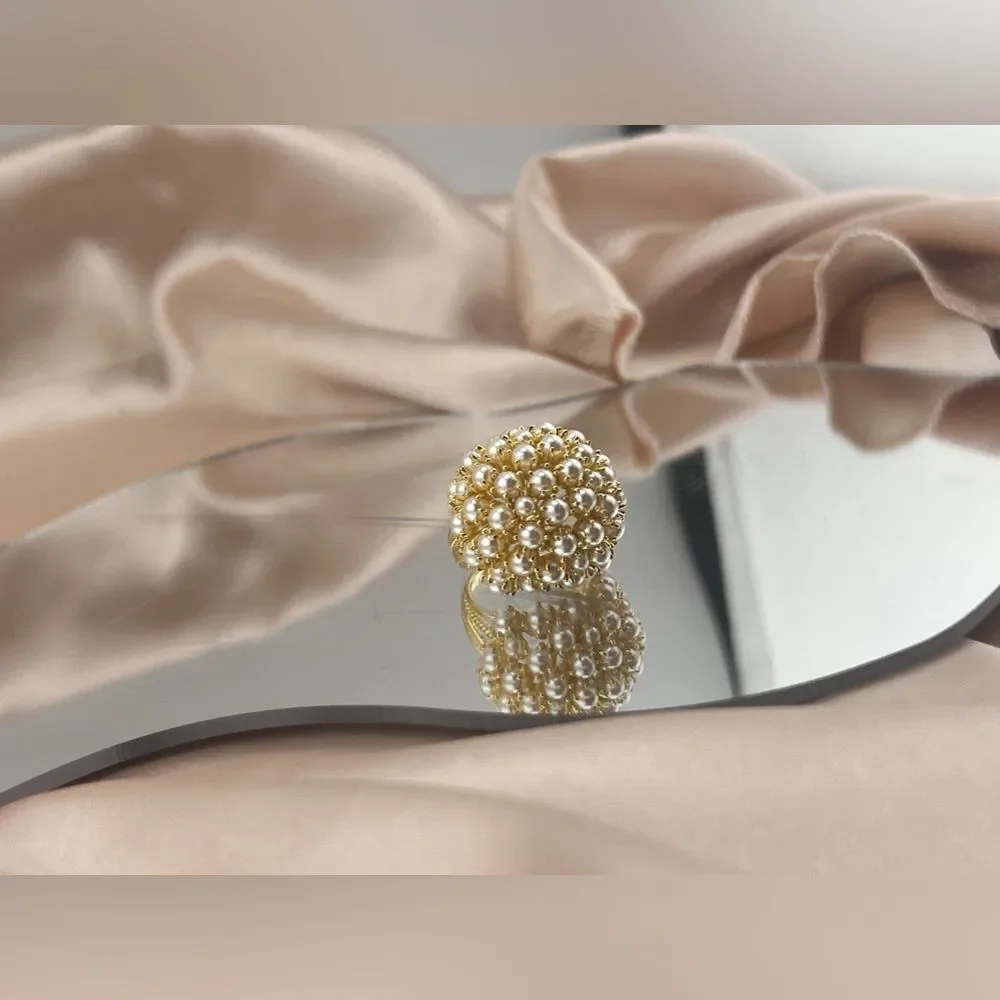 Elegant Gold-Tone Pearl Cluster Statement Ring - Picture 4 of 9